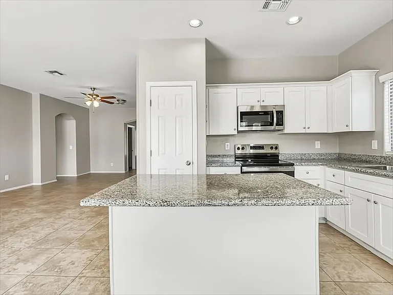 3937 S 79th Ln — Photo 4