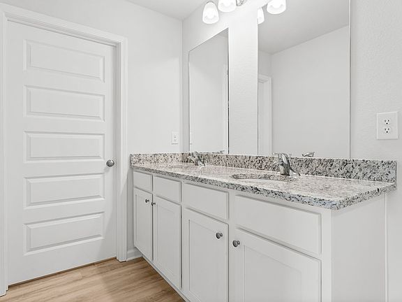 4th image of 498 Cove Ln