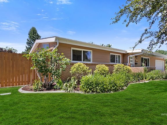 3rd image of 2713 S Laurelhurst Dr