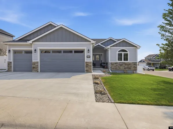 1181 River Heights Dr, Mills, WY 82604