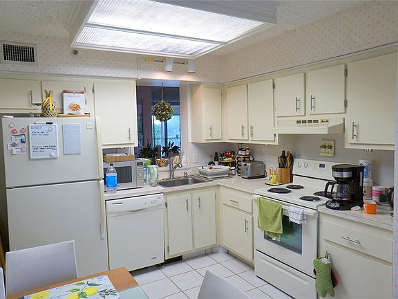 3rd image of 4570 NW 18th Avenue #403