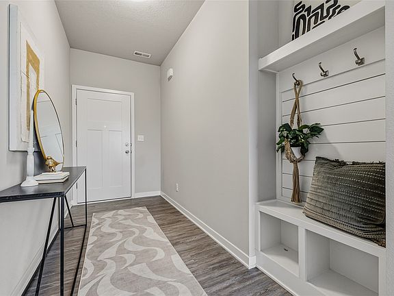 3rd image of 234 NE Meadow Ln
