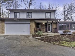 10422 Woodbury Woods Ct, Fairfax, VA 22032