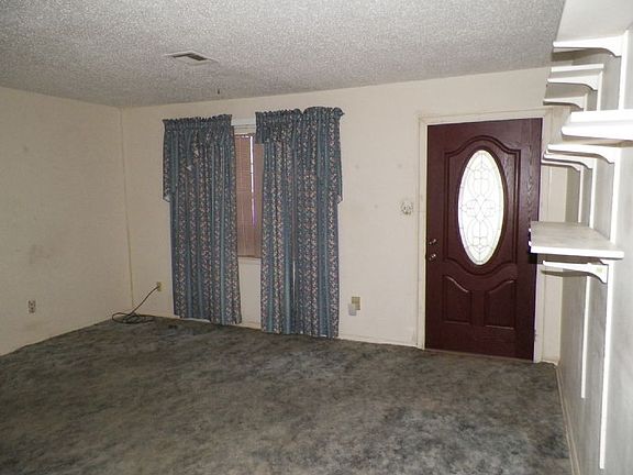 2nd image of 128 NE Cimarron Trl