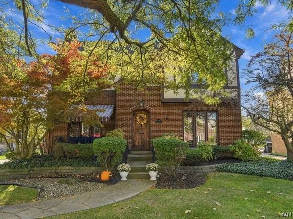 211 Deerhurst Park Blvd, Buffalo, NY 14217