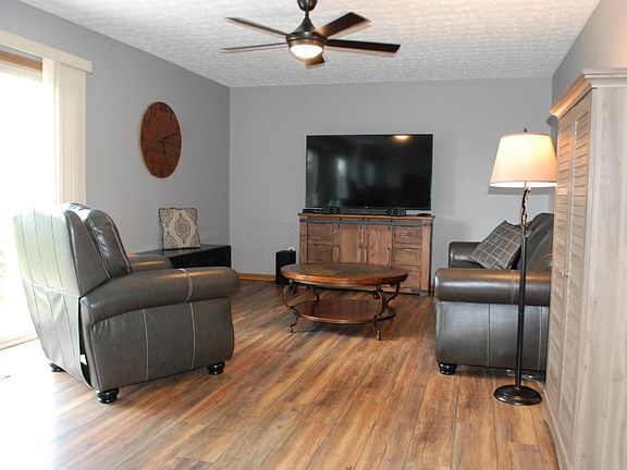 3rd image of 1380 Bay Laurel Dr