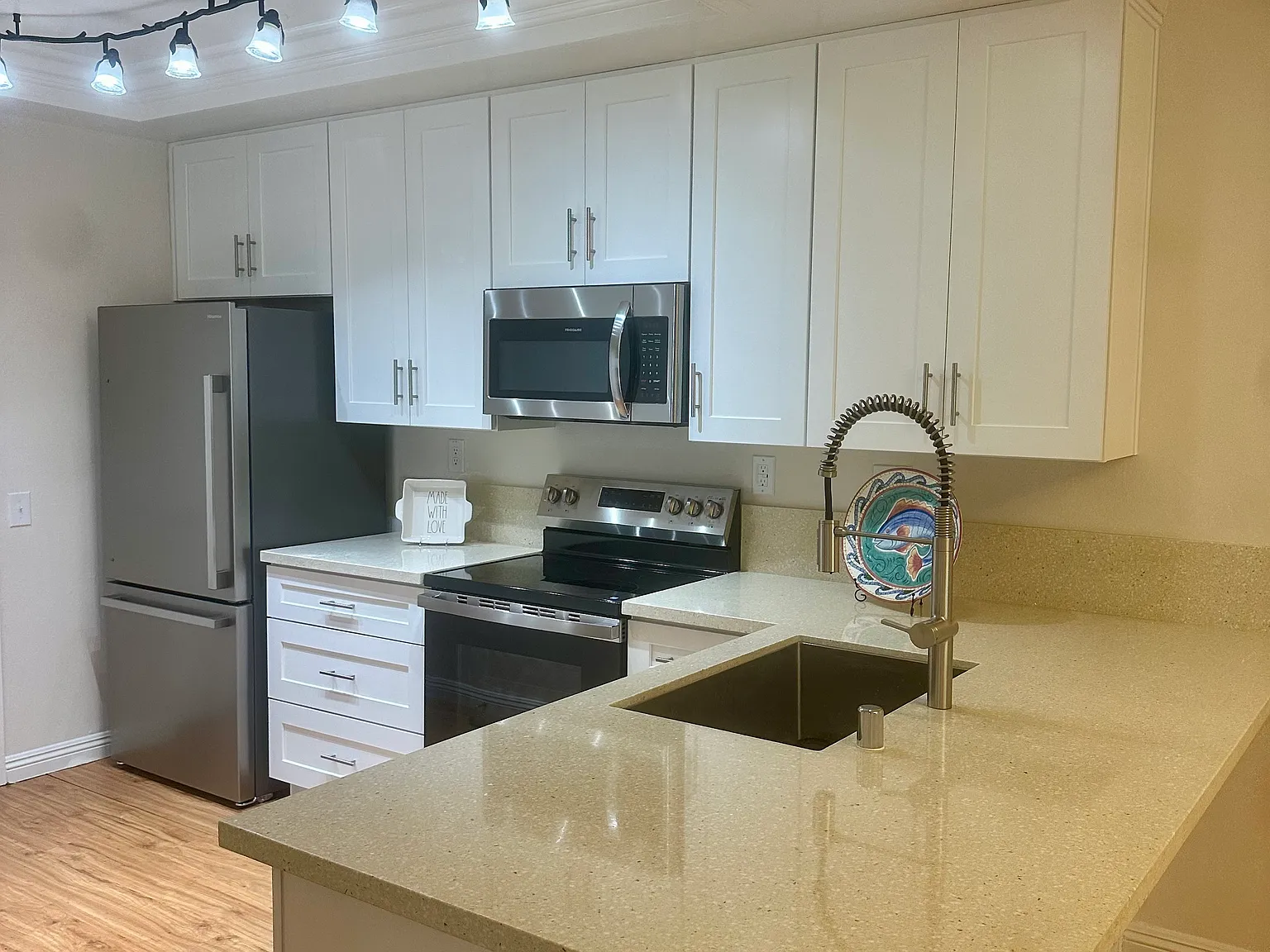 3 bed, 2.5 bath, 1468 sqft, $4,300 — Photo 4