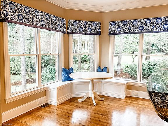 5th image of 145 Kings Crest Dr