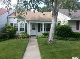 28 Freemont Ln, Coram, NY 11727