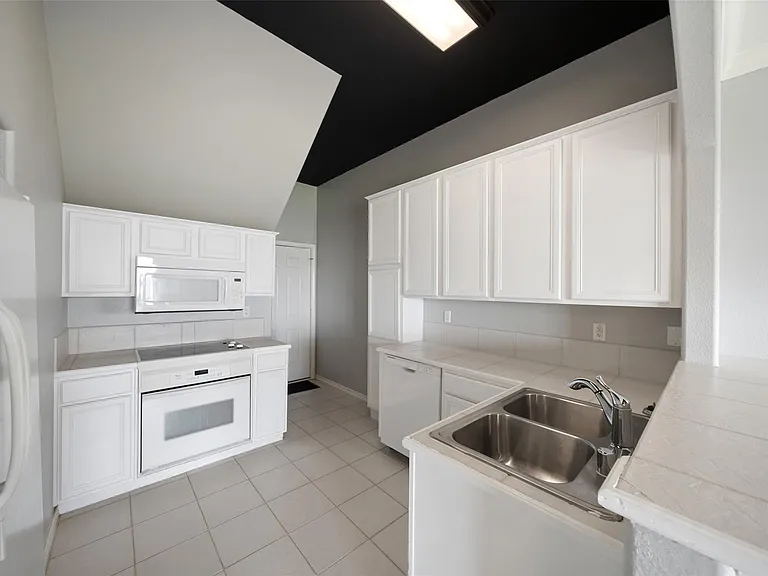 16 Regency Point — Photo 19