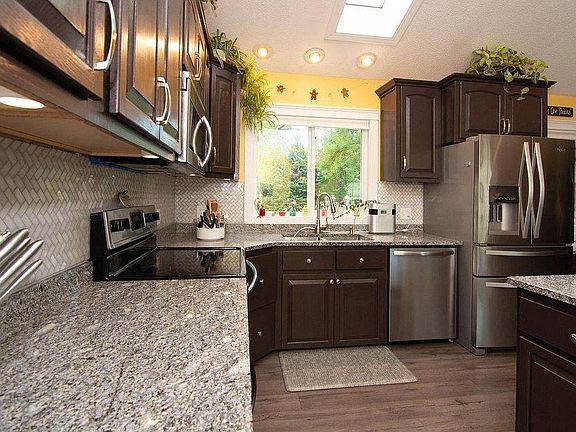 Amazingly open and well lit kitchen