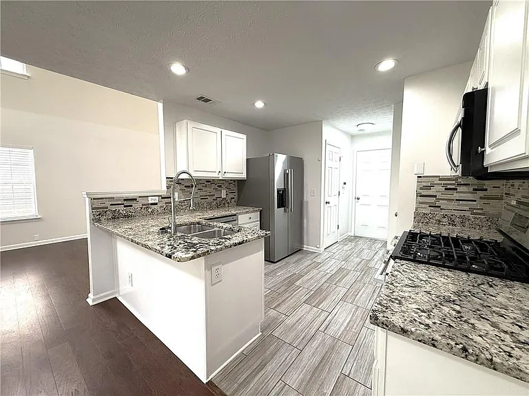 2150 Lexington Ln — Photo 4