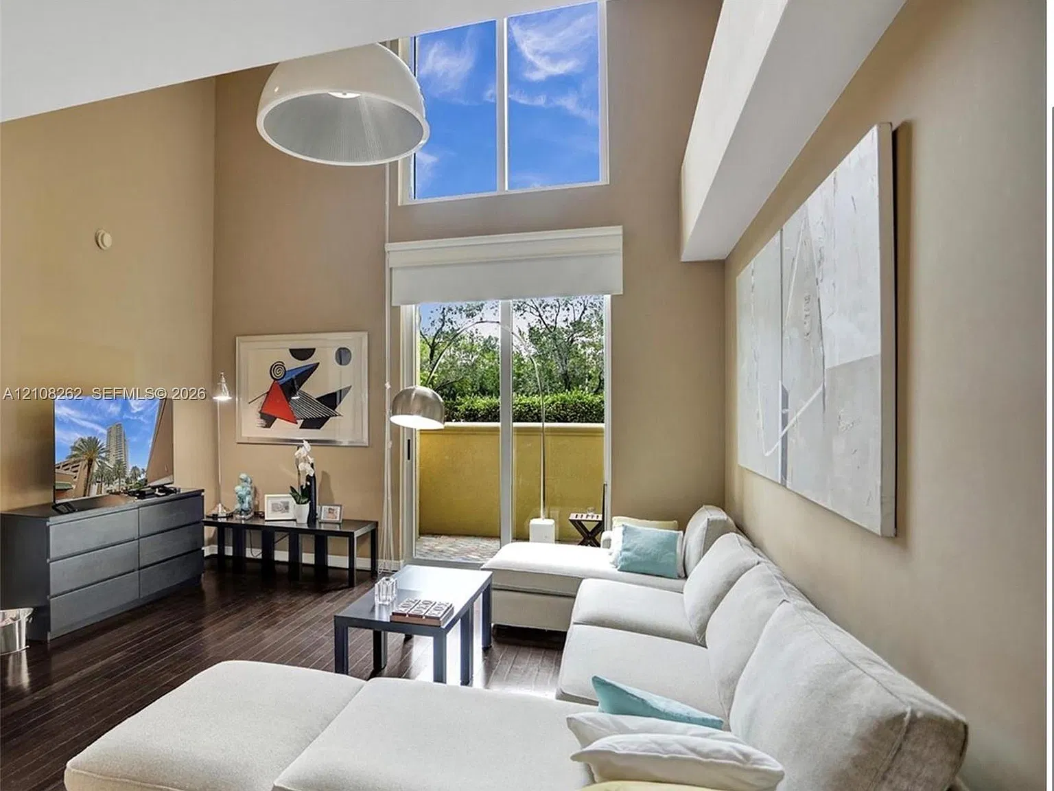 Duo Condominium East — Photo 2