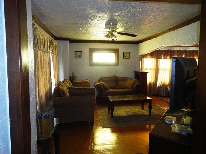 LIVINGROOM LOWER