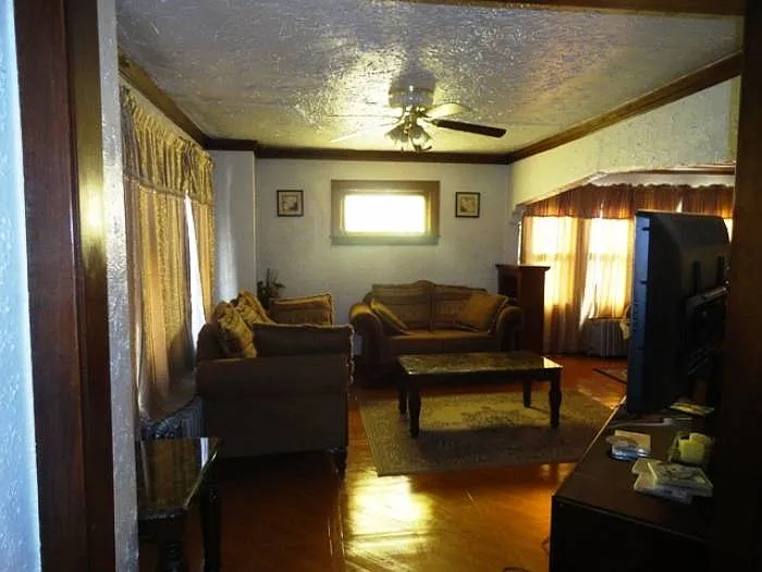 LIVINGROOM LOWER