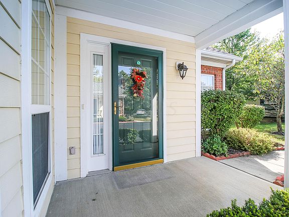 3rd image of 36 Orchard Oak Dr
