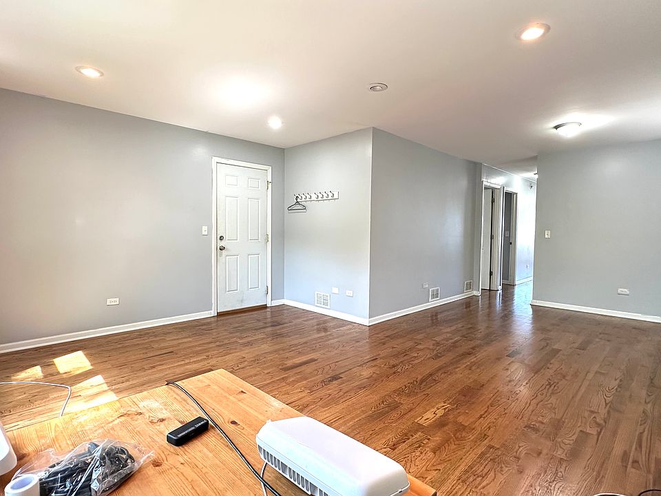 1st image of 5407 N Sawyer Ave #1