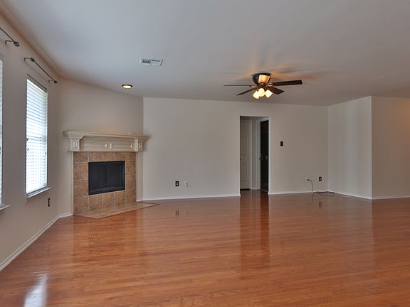 2nd image of 809 Robbin Cir