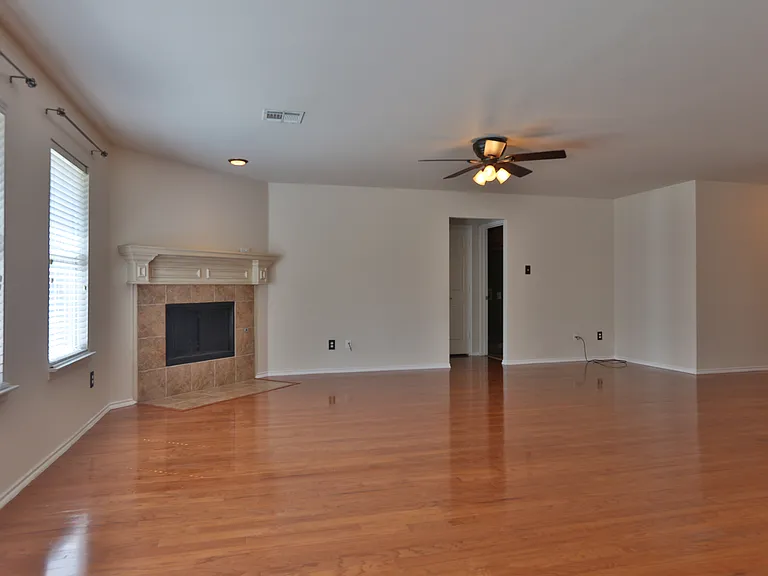 809 Robbin Cir — Photo 2