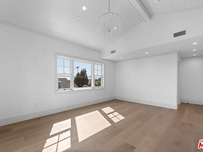 566 Ida St — Photo 23