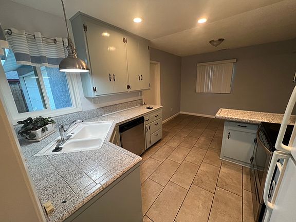 3rd image of 3571 Hoytt St