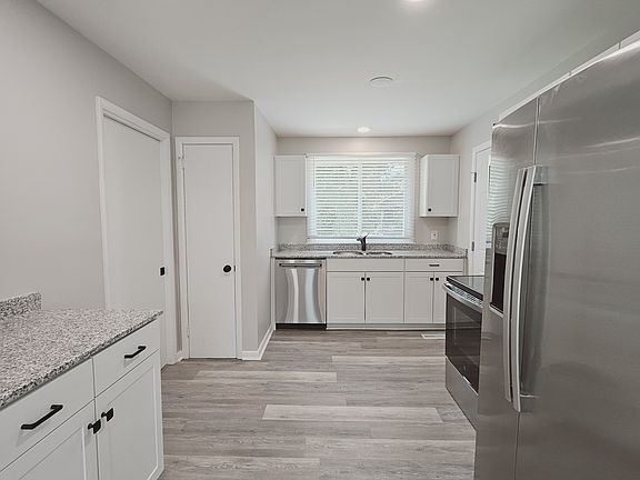 5th image of 919 Rexdale Dr