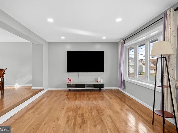4th image of 1877 Sanford St
