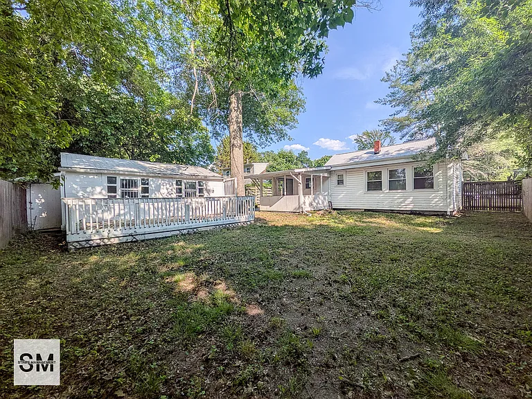127 N Huron Dr — Photo 10
