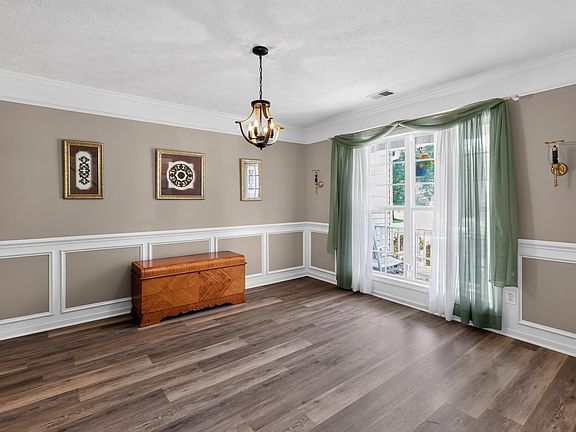 4th image of 8 Otter Trail Ct