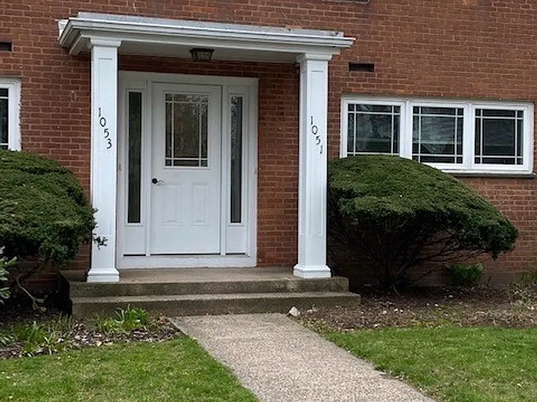 Lakeshore Apartments — Photo 1