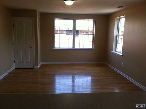 5th image of 478 Essex St APT D
