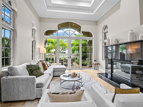 4th image of 815 SE 2nd Court