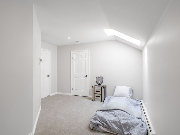 5 bedroom rental in Surrey — photo 18
