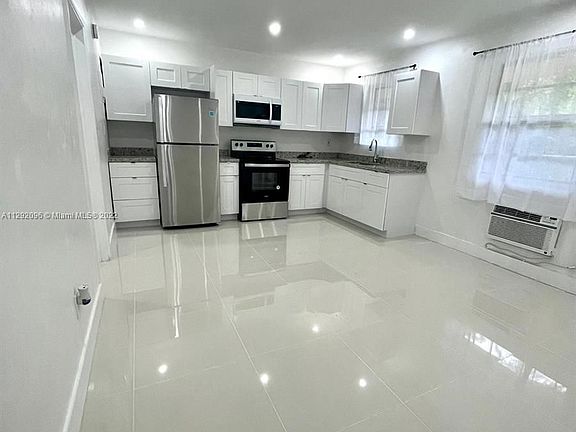 2nd image of 725 NE 126th St APT 2