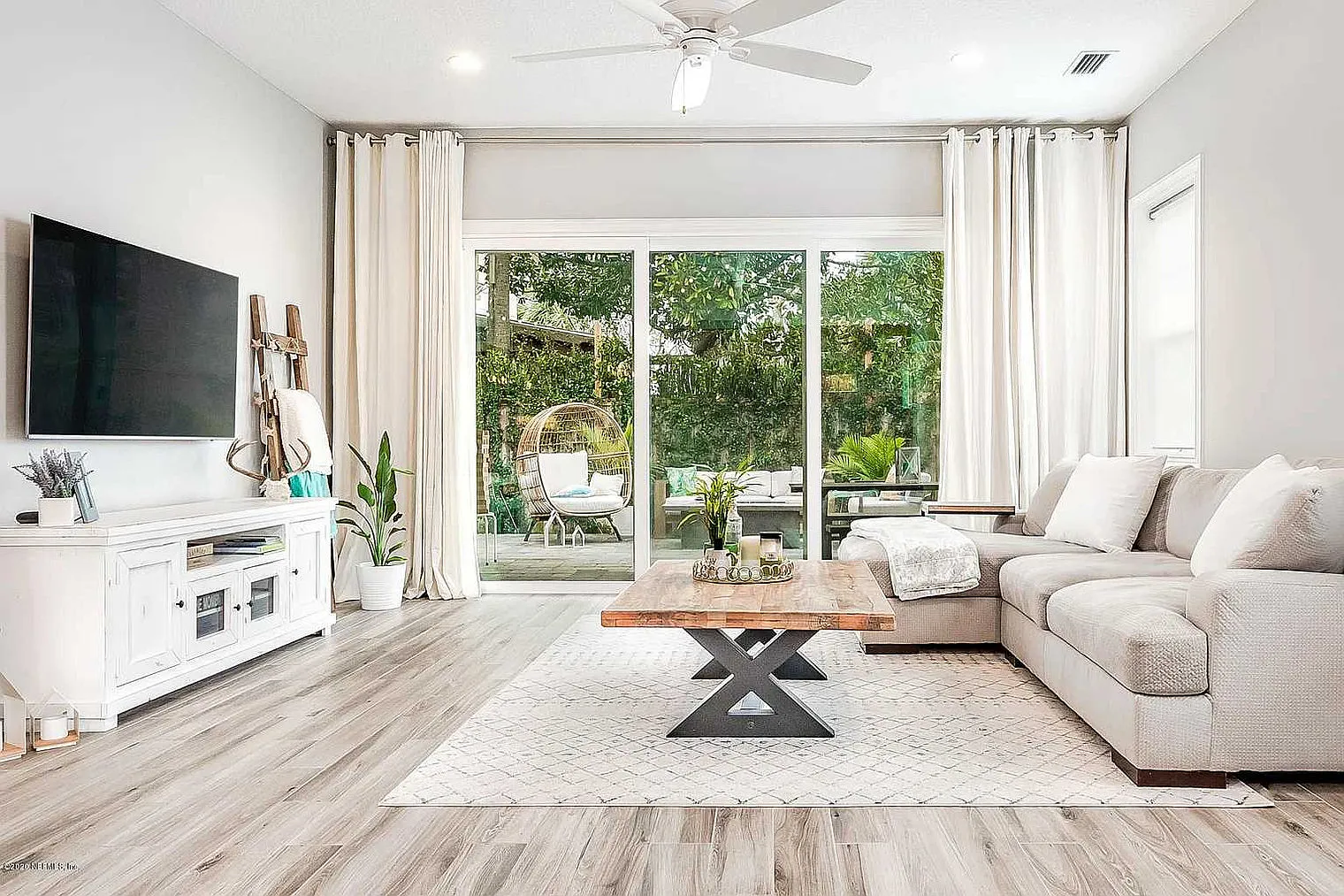 4 bed, 2.0 bath, 2206 sqft, $4,697 — Photo 4