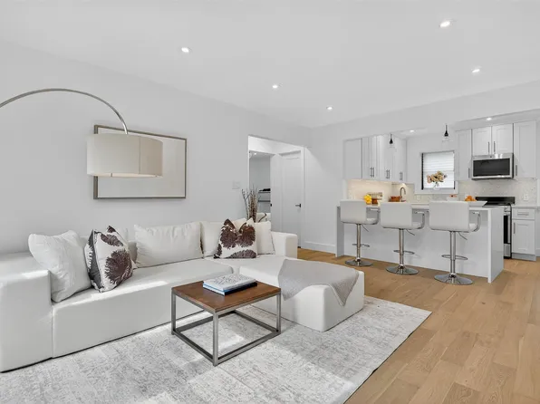 26 Terrace Circle #9C, Great Neck, NY 11021