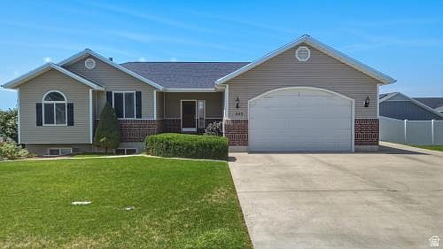 2nd image of 443 Meadow Ln