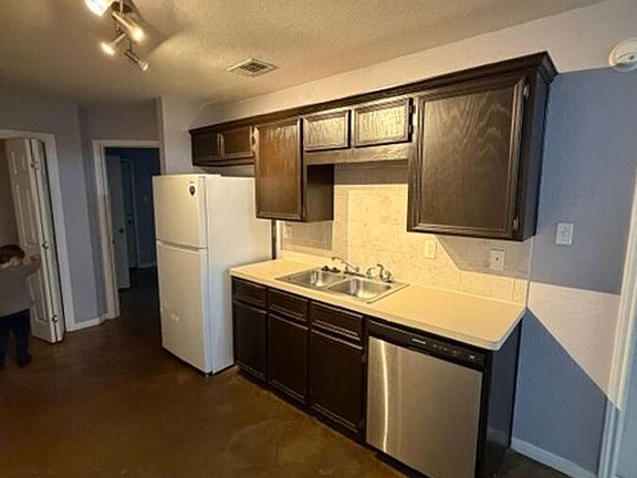 3rd image of 1621 Pontotoc Trce APT B