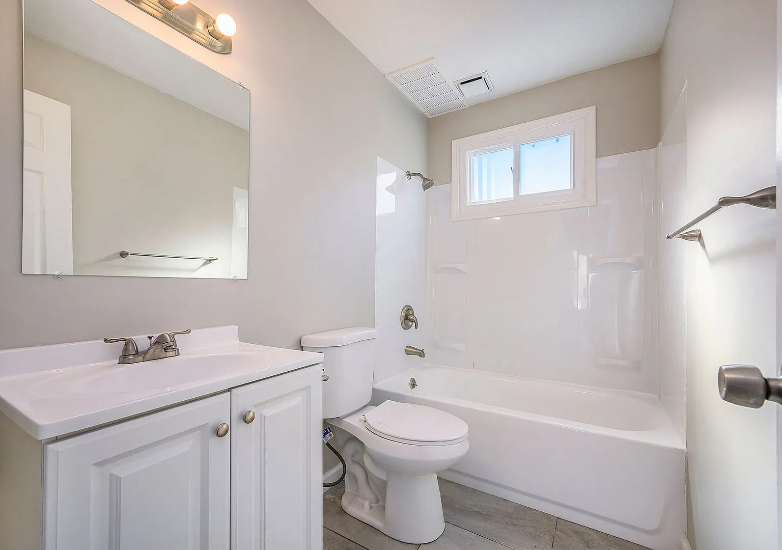 2BR/1BA Gladstone - Washer/Dryer in unit — Photo 3