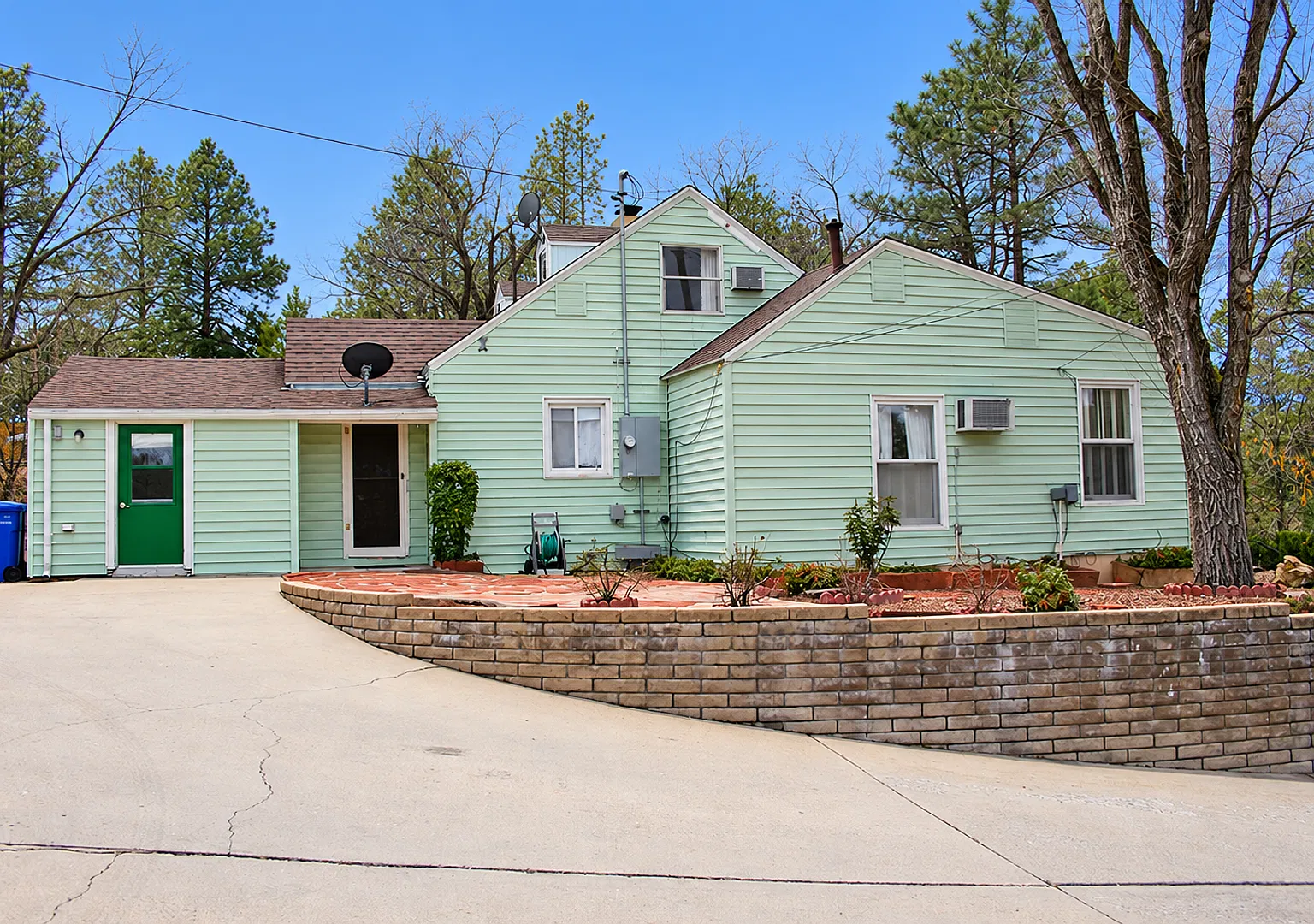 Prescott 3BR Home with Loft, Fenced Area & Detached Garage — Photo 2
