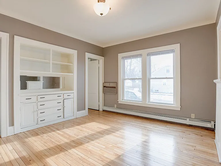 352 Cretin Ave N — Photo 3