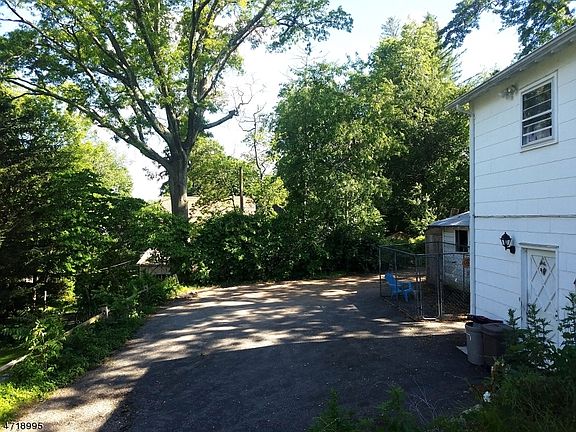 3rd image of 471 Island Ave