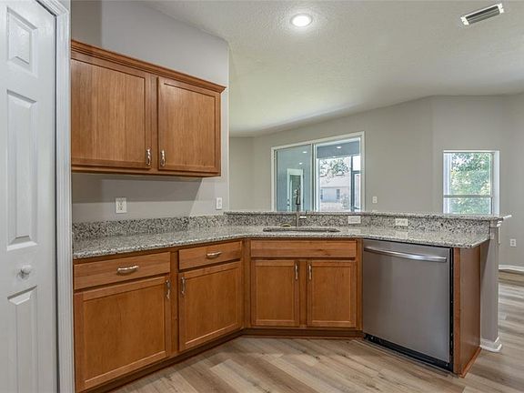 4th image of 57 Renshaw Dr