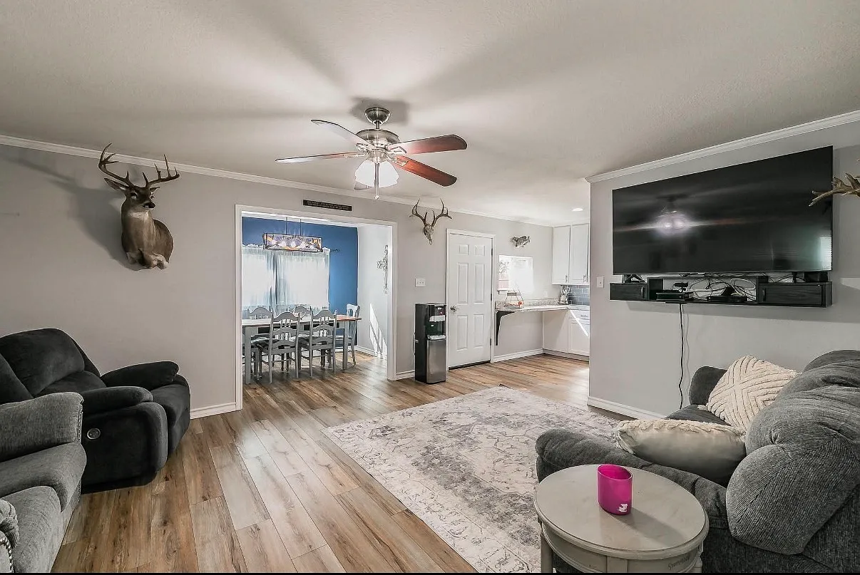 3 bed, 1300 sqft, $2,100 — Photo 3