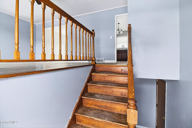 5th image of 516 Woodburne Drive