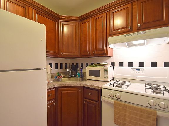3rd image of 211 E 4th St #2