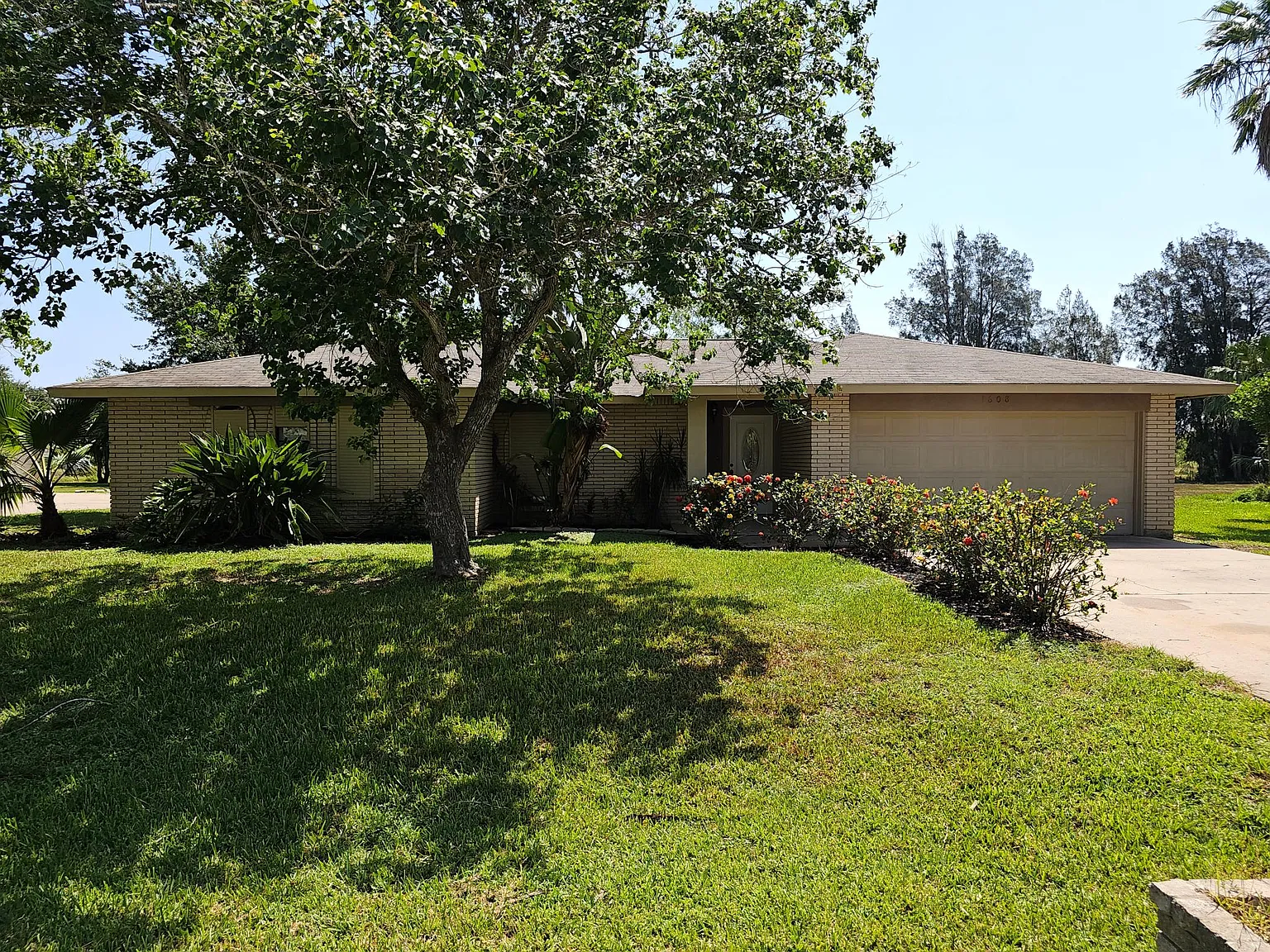 3 bed, 1943 sqft, $2,350 — Photo 2