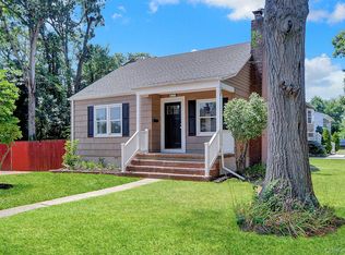 20 Whitman Ave, Islip, NY 11751