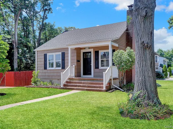 20 Whitman Avenue, Islip, NY 11751