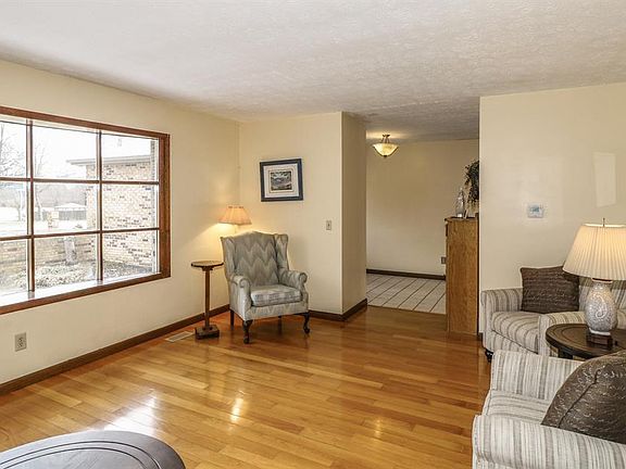 3rd image of 935 Broadview Dr